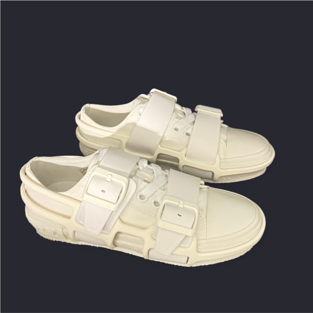BURBERRY
White Canvas Sneakers
NWT | EU 35 - Picture 9 of 16